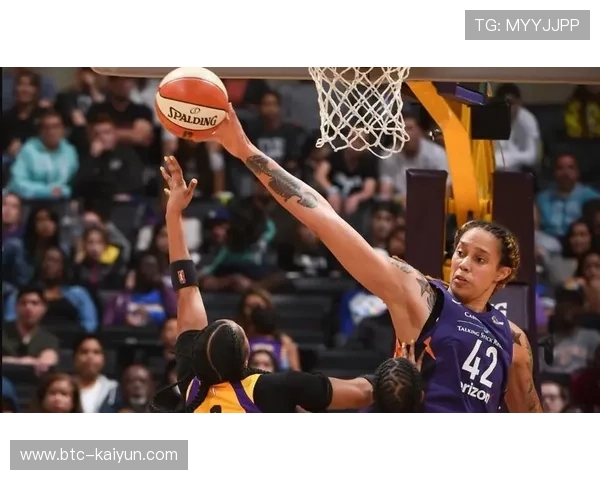 自由人主场大屏幕为吉祥物庆生，球迷欢呼声响彻巴克莱中心