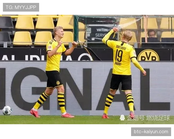 终场哨响，37岁的瓦尔迪走向客队看台鼓掌致意